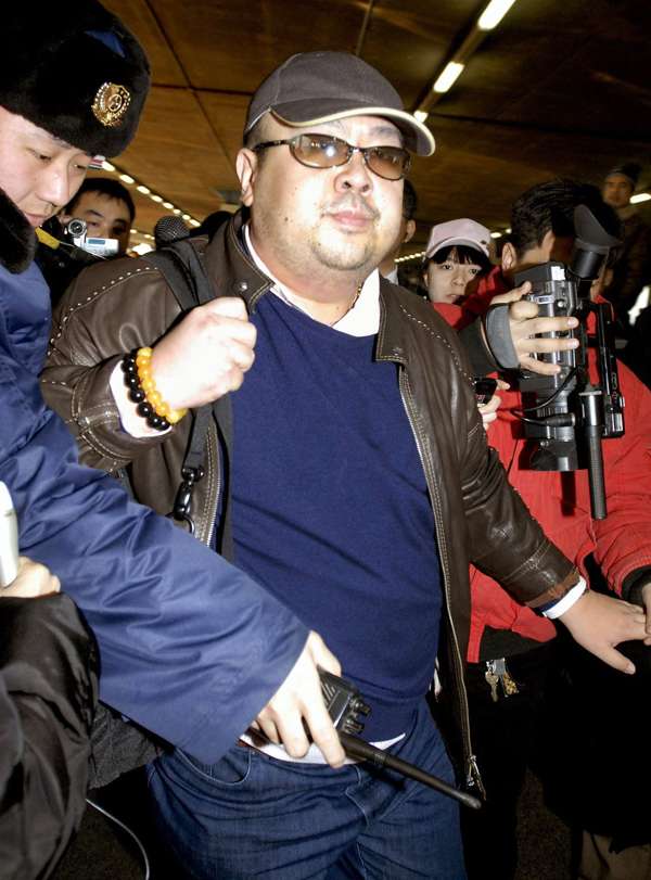 Kim Jong-nam walking among journalists upon his arrival at the Beijing airport in 2007. Photo: AFP