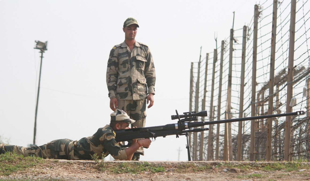 Indian Border Security Force soldiers keep vigil with a sniper rifle weapon near the India-Pakistan international border at an undisclosed location in Jammu and Kashmir, Photo: EPA