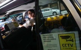 Taxi driver Leung Wing-hong shows on-board surveillance cameras in a taxi. Photo: David Wong