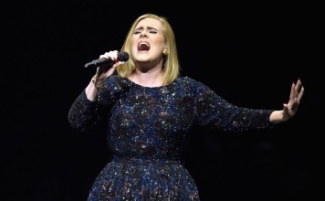 Adele in Burberry 