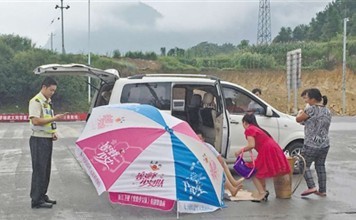 Police and passers-by help the pregnant woman in Chongqing. Photo: Sina.com.cn