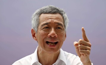 Lee Hsien Loong speaks at a lunchtime rally in the central business district in Singapore in 2015. Photo: Reuters