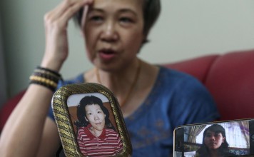 Fung Kam-yuen recalls how former domestic helper Sri Agustini took care of her late sister, Fung Ying (left, red shirt). Photo: K. Y. Cheng