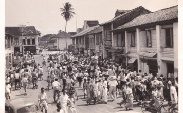 The lion dance troupe attracted large crowds as it moved from the Dispensary to Pekan Cina. Photo: Alan Teh Leam Seng