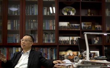 Dr Huang Jiefu, a former deputy health minister who has been the public face of China's changes in organ transplant supply, will attend a Vatican summit on organ trafficking. Photo: AP