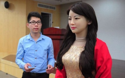 A researcher with the robot “Jiajia”. Photo: 163.com