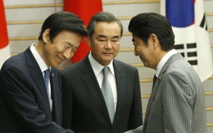 Japanese Prime Minister Shinzo Abe (right) meets South Korean Foreign Minister Yun Byung-Se (left) and Chinese Foreign Minister Wang Yi. Photo: AFP Japanese Prime Minister Shinzo Abe (right) meets South Korean Foreign Minister Yun Byung-Se (left) and Chinese Foreign Minister Wang Yi. Photo: AFP