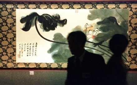 Museum-goers examine a painting at the National Palace Museum in Taipei, Taiwan. Photo: Reuters