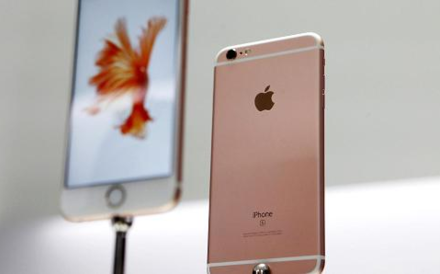The Apple 6S and 6S Plus iPhones. Photo: Beck Diefenbach/Reuters