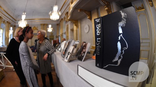 'Greatest living poet' Bob Dylan wins Nobel literature prize