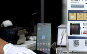 A worker cleans near a display of the Samsung's latest smartphone Galaxy Note 7 at a booth during a roadshow outside a shopping mall in Beijing. Photo: AP