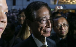 Dennis Kwok Wing-hang and Martin Lee Chu-ming attend lawyers silent march against the NPC interpretation starts outside the High Court to CFA. 08NOV16 SCMP / Sam Tsang