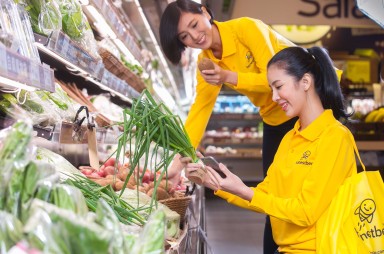 Honestbee staff shopping in Hong Kong. Photo: SCMP Pictures (HANDOUT) Honestbee staff shopping in Hong Kong. Photo: SCMP Pictures (HANDOUT)