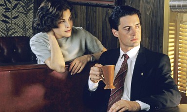 Sherilyn Fenn and Kyle MacLachlan in Twin Peaks (TV series, 1990–1991).