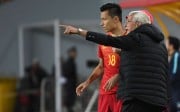 China coach Marcello Lippi 9rigth) talks to striker Gao Lin against Qatar. Photo: Xinhua