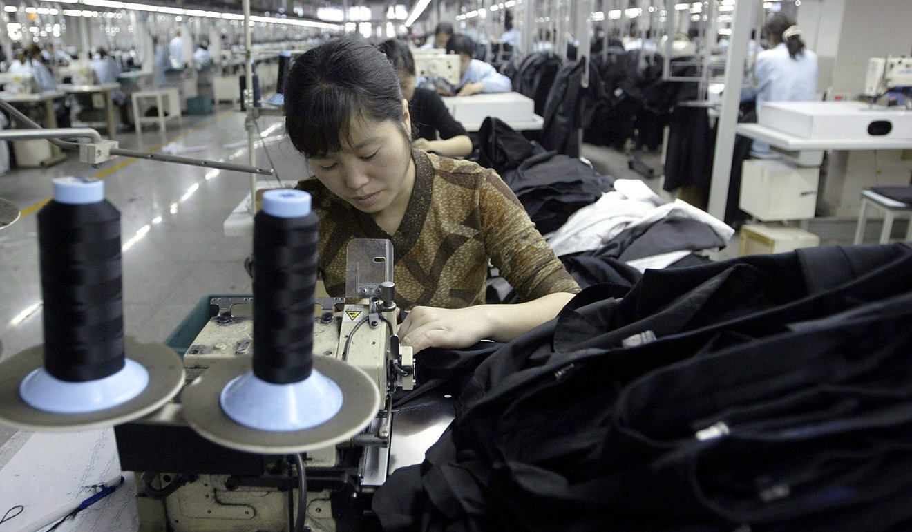 A file photo of Chinese textile workers. The Shandong Ruyi group is going to establish a major investment at a textile facility in Arkansas. Photo: EPA