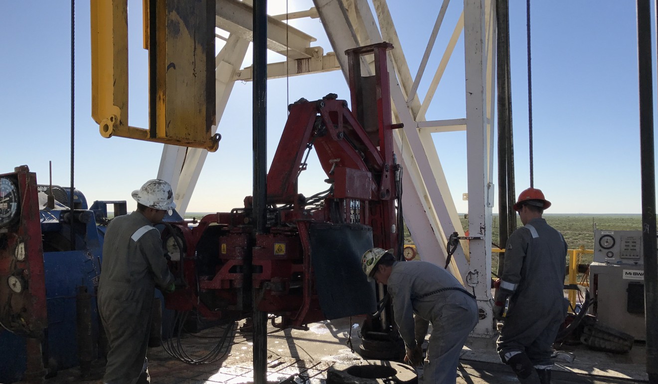 Workers from ScanDrill Ltd clamp together pieces of pipe while drilling an oil well for Jagged Peak Energy Inc near Fort Stockton, Texas. Photo: Reuters