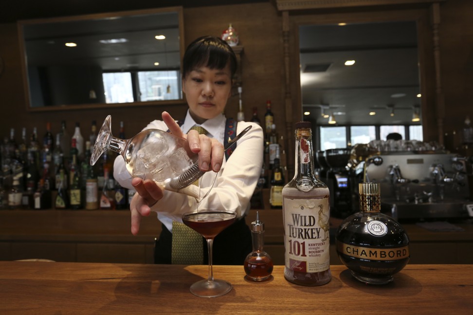 Yuriko Naganuma of Bar De Luxe makes a Huntsman cocktail. Photo: Jonathan Wong