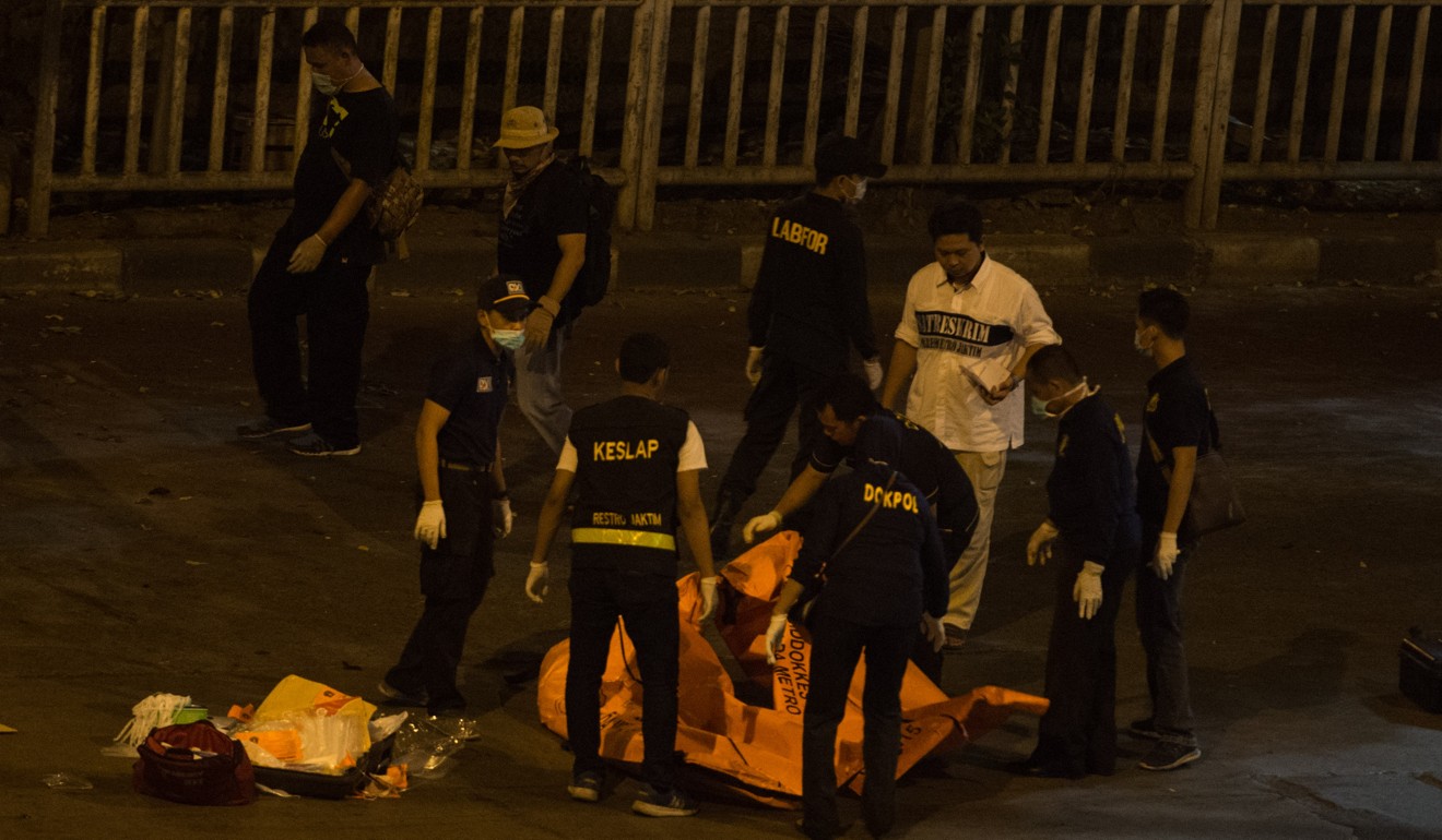 Indonesian forensic policemen recover a body. Photo: Xinhua
