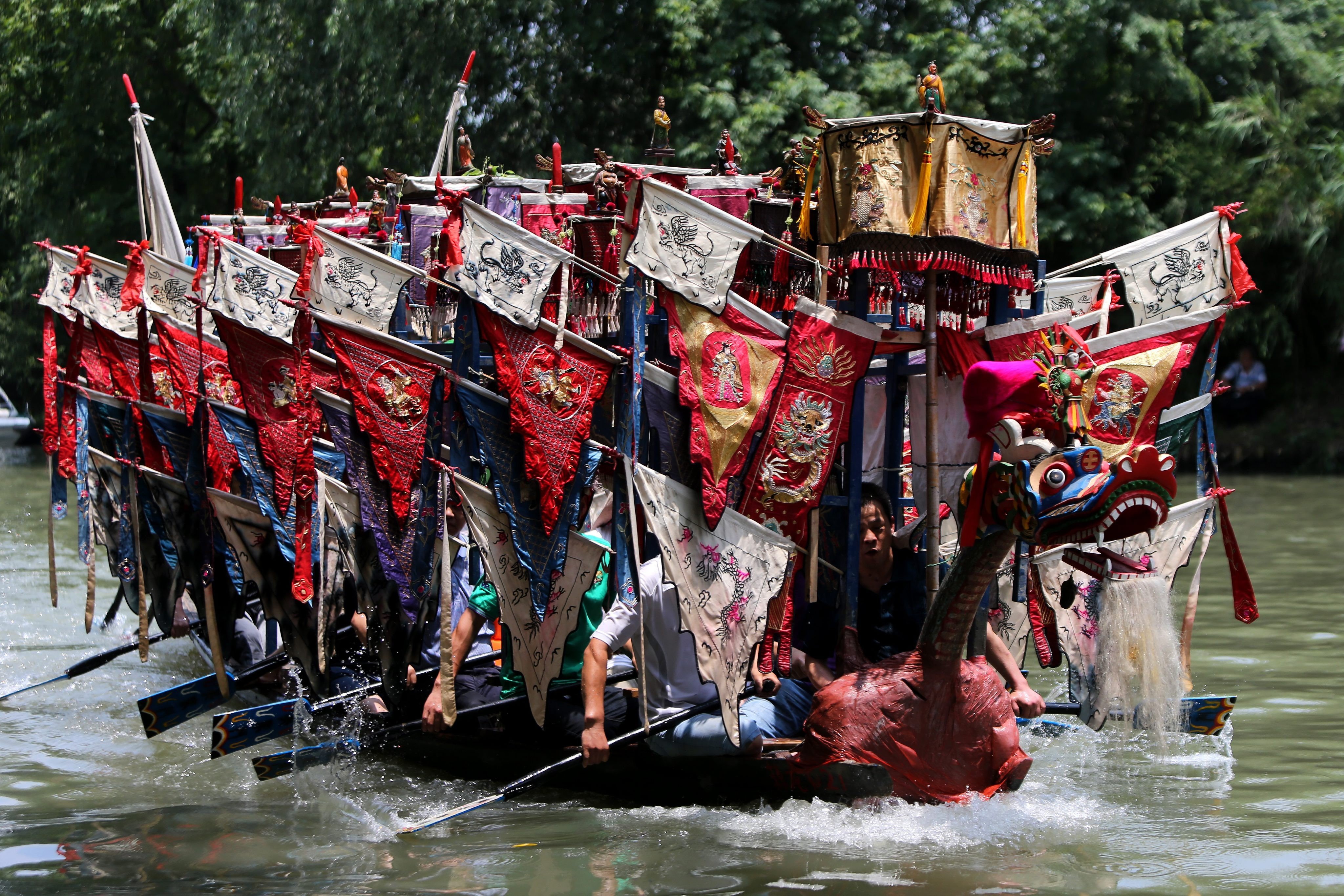 Dragon boat festival holiday. Праздник драконьих лодок. Фестиваль лодок драконов в Китае. Праздник драконьих лодок в Китае. Дуань у Цзе праздник.