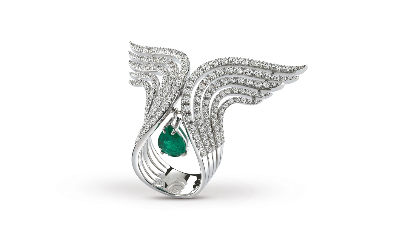 The swan white gold ring features diamonds and a large central mobile pear-shaped emerald, HK$398,450