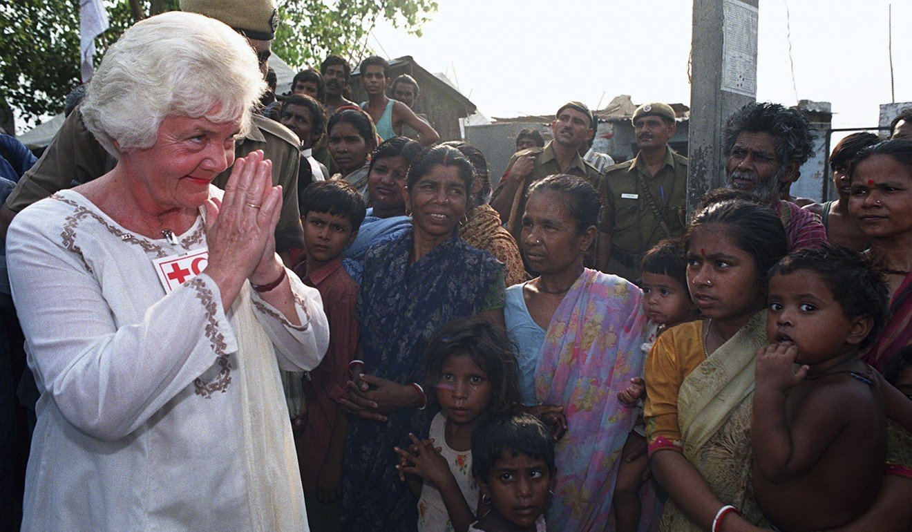 Heiberg greets slum dwellers in New Delhi while president of the International Federation of the Red Cross and Red Crescent Societies. Photo: AFP