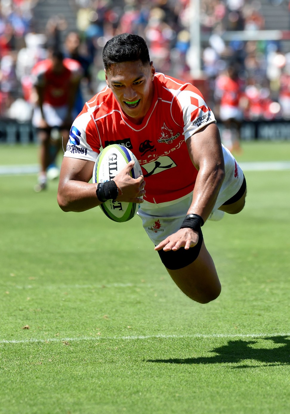 Timothy Lafaele of the Sunwolves dives over for a try against the Blues. Photo: AFP