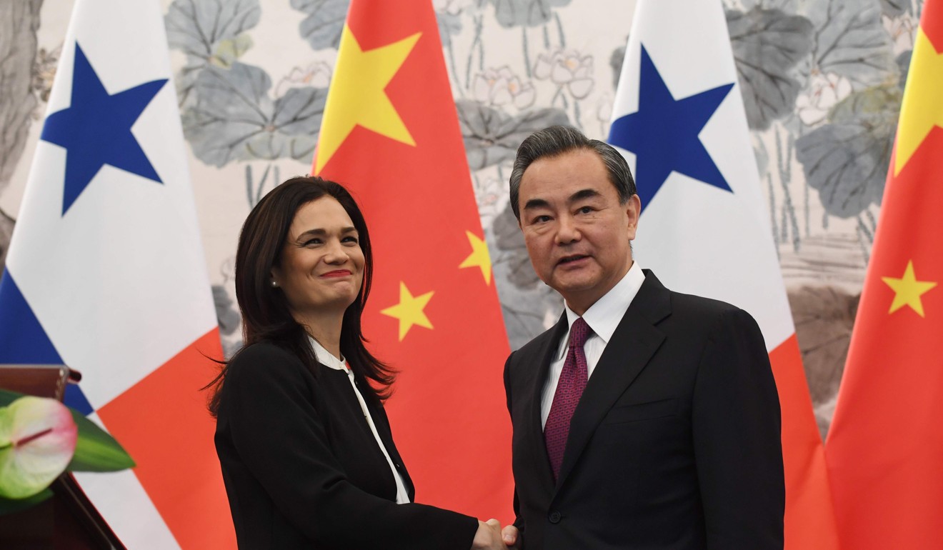 Panamanian Vice-President and Foreign Minister Isabel de Saint Malo shakes hands with Chinese Foreign Minister Wang Yi in Beijing on June 13, 2017. Photo: AFP