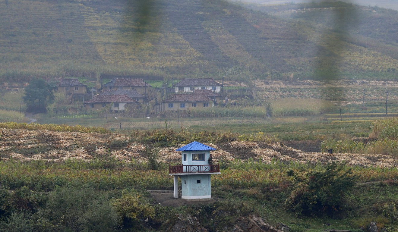 North Korean soldiers stand guard at a sentry on the Yalu River near the North Korean city of Hyesan, Ryanggang province, opposite the Chinese border city of Linjiang. Photo: Reuters