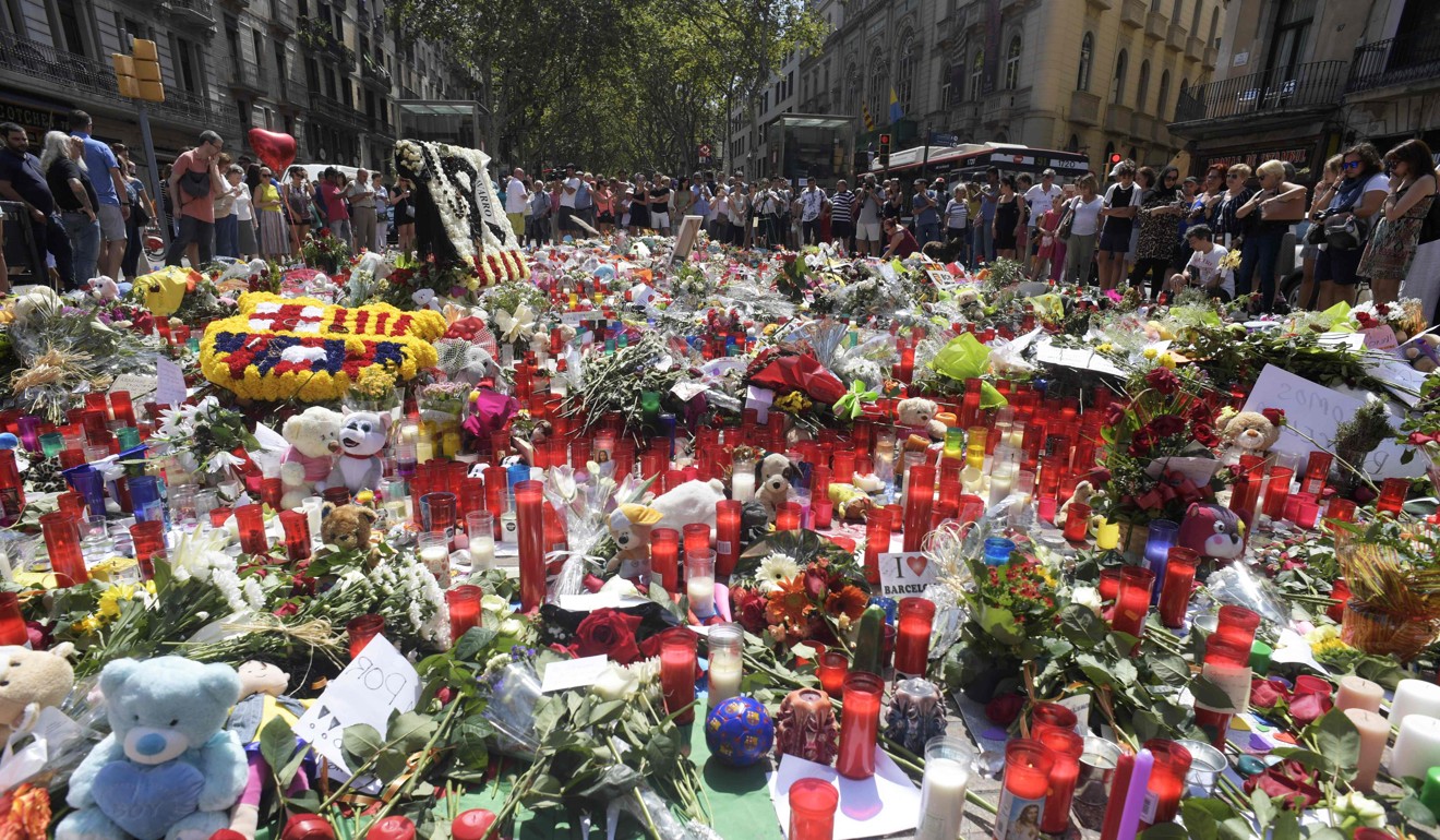 People display flowers, candles, balloons and many objects to pay tribute to the victims of the Barcelona and Cambrils attacks on the Rambla boulevard in Barcelona on August 21, 2017. Photo: AFP