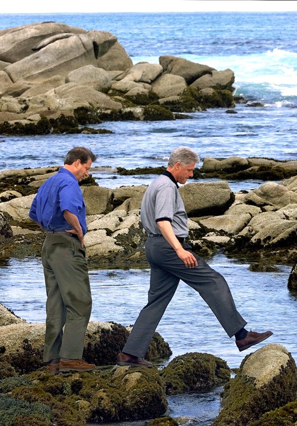 Then US president Bill Clinton (right) and Gore tour tidal pools on the Californian coastline, in June 1998. Picture: AFP