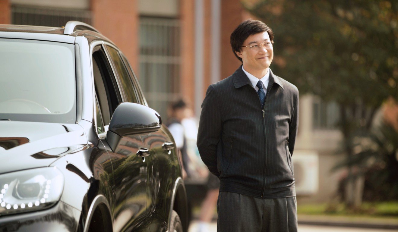Canto-pop singer Eason Chan makes a cameo appearance late in Our Shining Days.