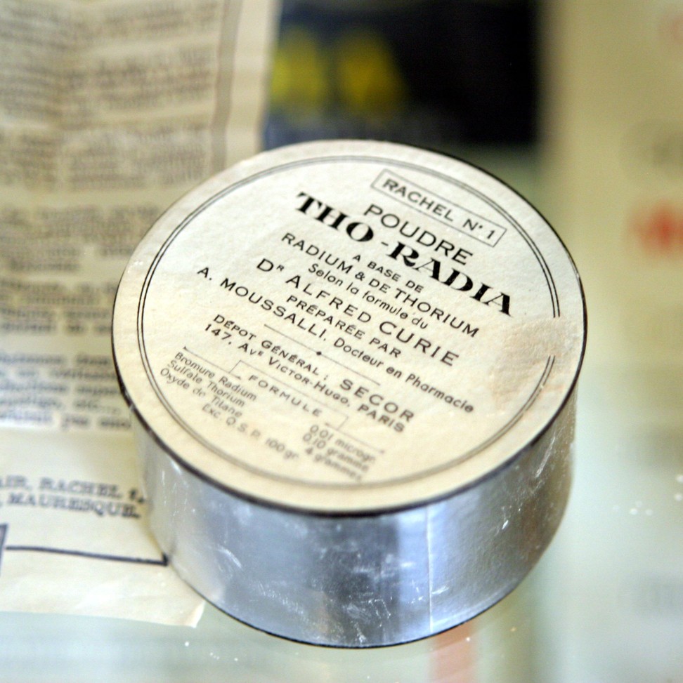 A tin of Tho-Radia powder.