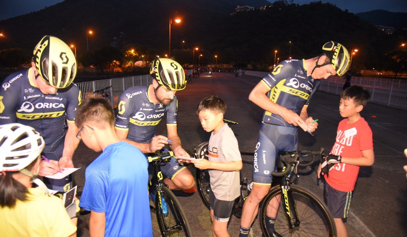 Orica Scott riders signing autographs for fans. Photo: SHKP