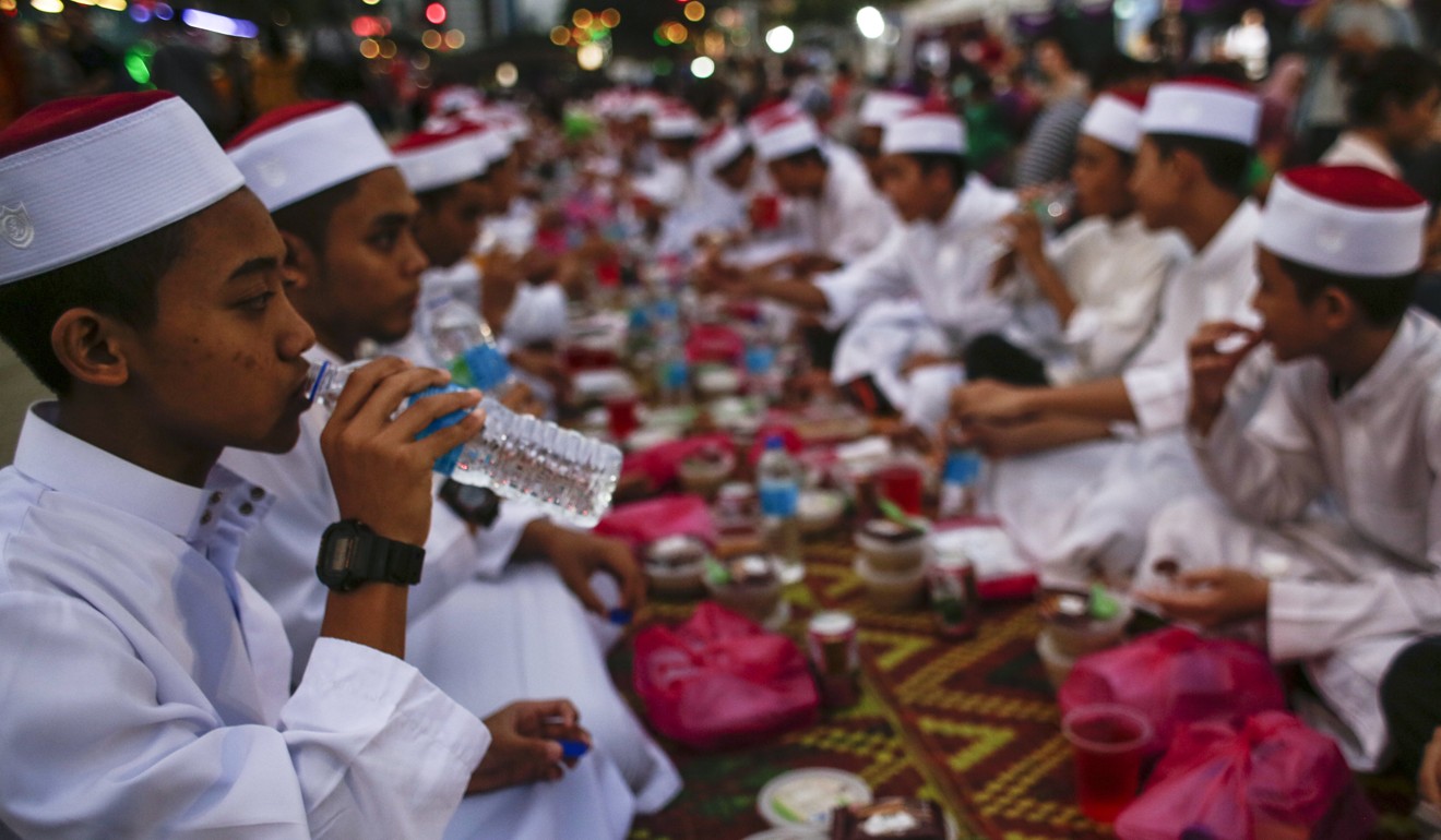 Malaysian Muslims break their fast near the Sultan Abdul Samad building in Kuala Lumpur during the holy month of Ramadan. Photo: EPA