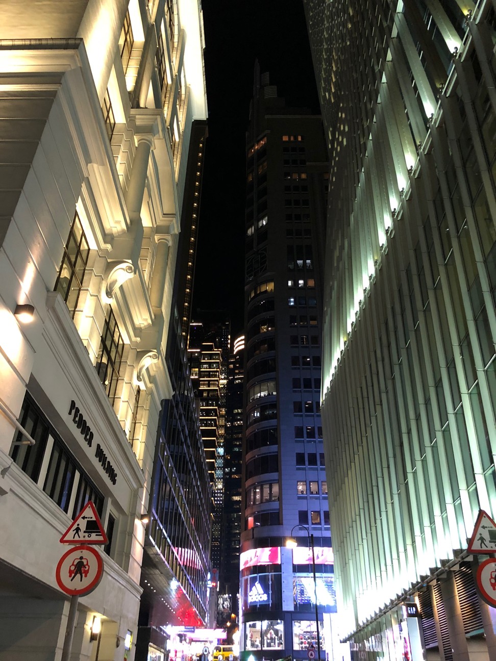 A night shot in Central, Hong Kong, taken using the iPhone X. The camera is a match for those on recent premium Android phones such as the Huawei Mate 10 Pro and LG V30. Photo: Ben Sin