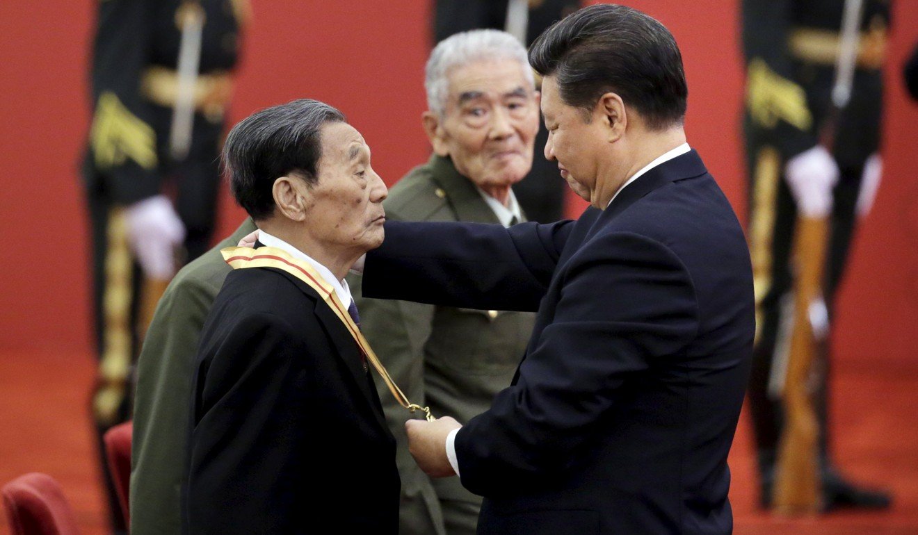 President Xi Jinping presents a commemorative medal to veteran Li Zhanrui at a ceremony marking the 70th anniversary of the end of the second world war at the Great Hall of the People in Beijing in September 2015. Photo: Reuters