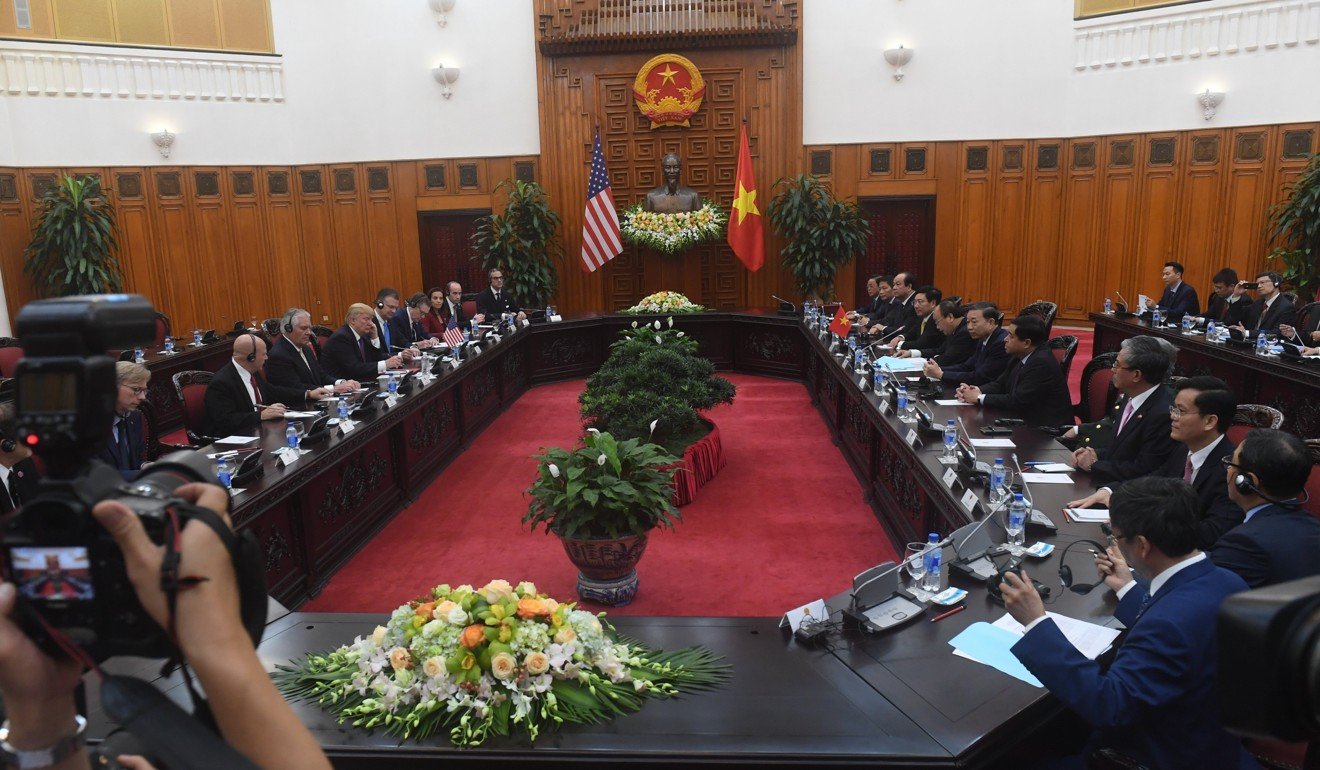 US President Donald Trump (left row, centre) conducts talks with Vietnamese Prime Minister Nguyen Xuan Phuc (right row, centre) in Hanoi, on November 12, during his official visit to Vietnam, where he also attended the Asia-Pacific Economic Cooperation Economic Leaders' Meeting in Da Nang. Photo: EPA-EFE