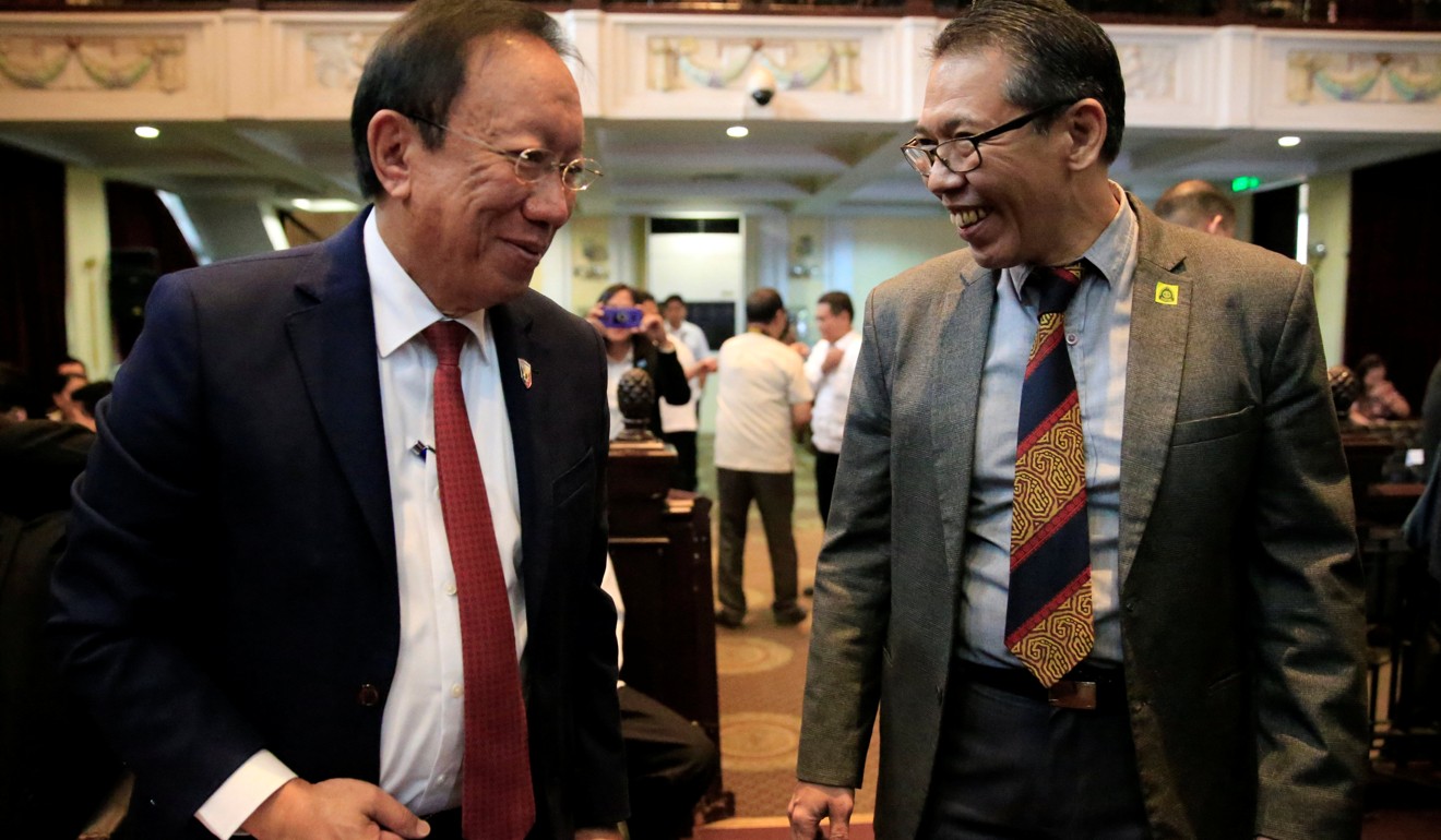Solicitor General Jose Calida talks to lawyer Jose Manuel Diokno of the Free Legal Assistance Group (FLAG) as the Supreme Court starts hearings about whether President Rodrigo Duterte’s drug war is unconstitutional. Photo: Reuters