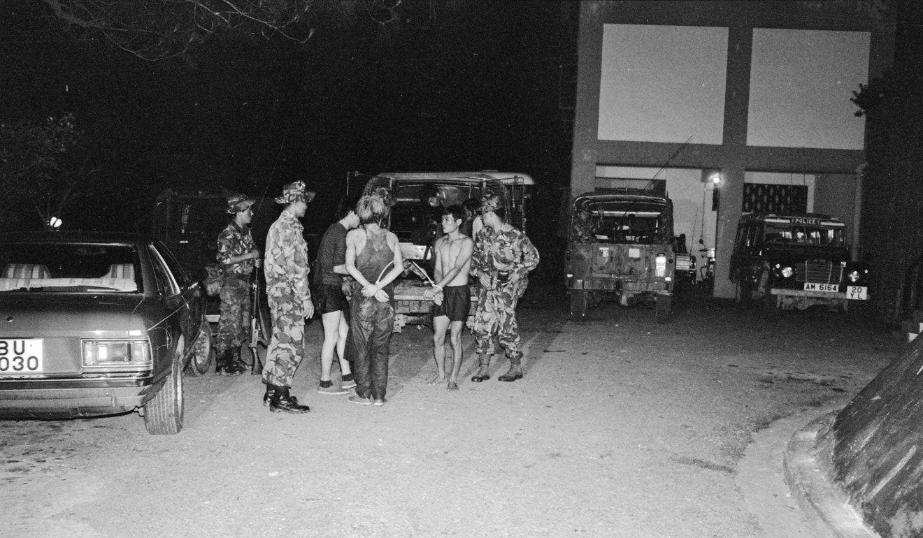 Soldiers arrest illegal immigrants in Lau Fau Shan in 1979. Photo: Sam Chan
