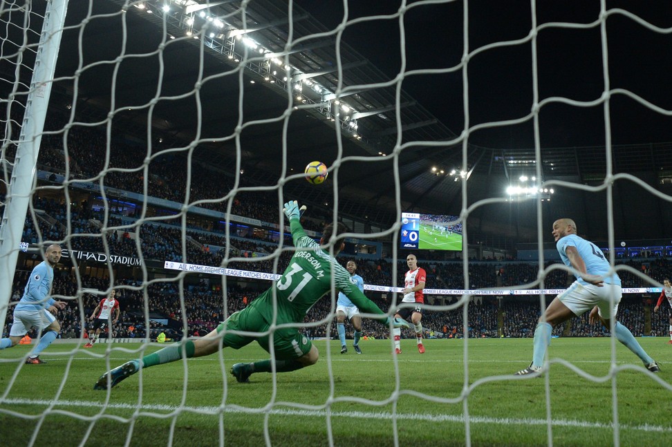 Southampton’s Spanish midfielder Oriol Romeu (C) scores his team’s first goal. Photo: AFP