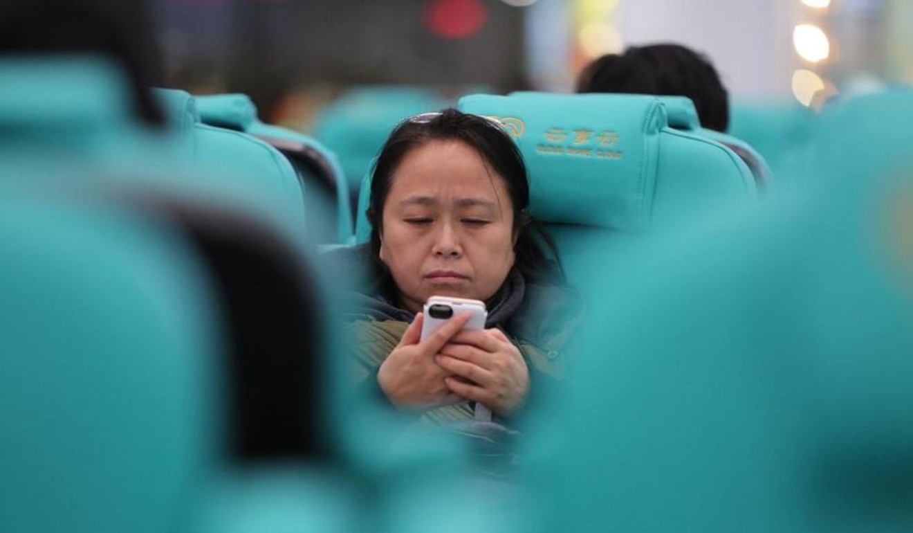 A woman relaxing in one of the massage chairs. Photo: News.qq.com