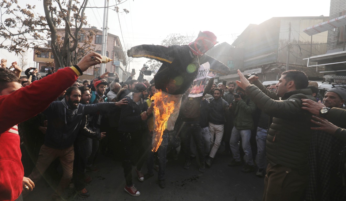 Kashmiri Shiite Muslims burning the Trump effigy. Photo: EPA