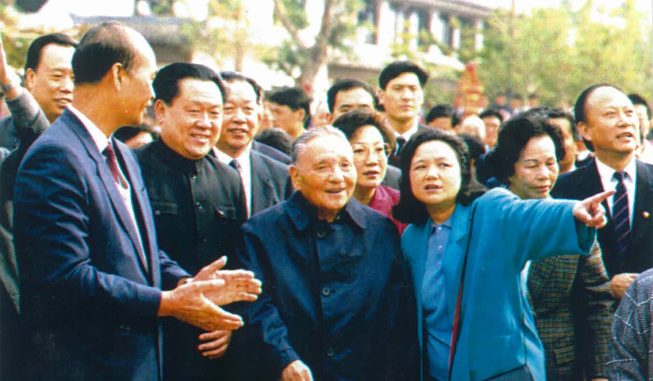 Daughter Nan points out the sights to Deng Xiaoping in Shenzhen in 1992. Photo: AP