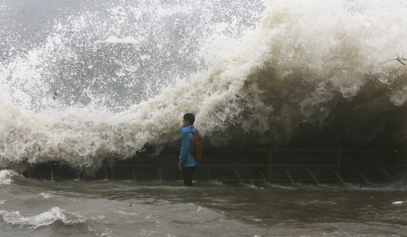 A man braves strong waves in Ma Pui Tsuen at the Lei Yue Mun waterfront. Photo: Sam Tsang