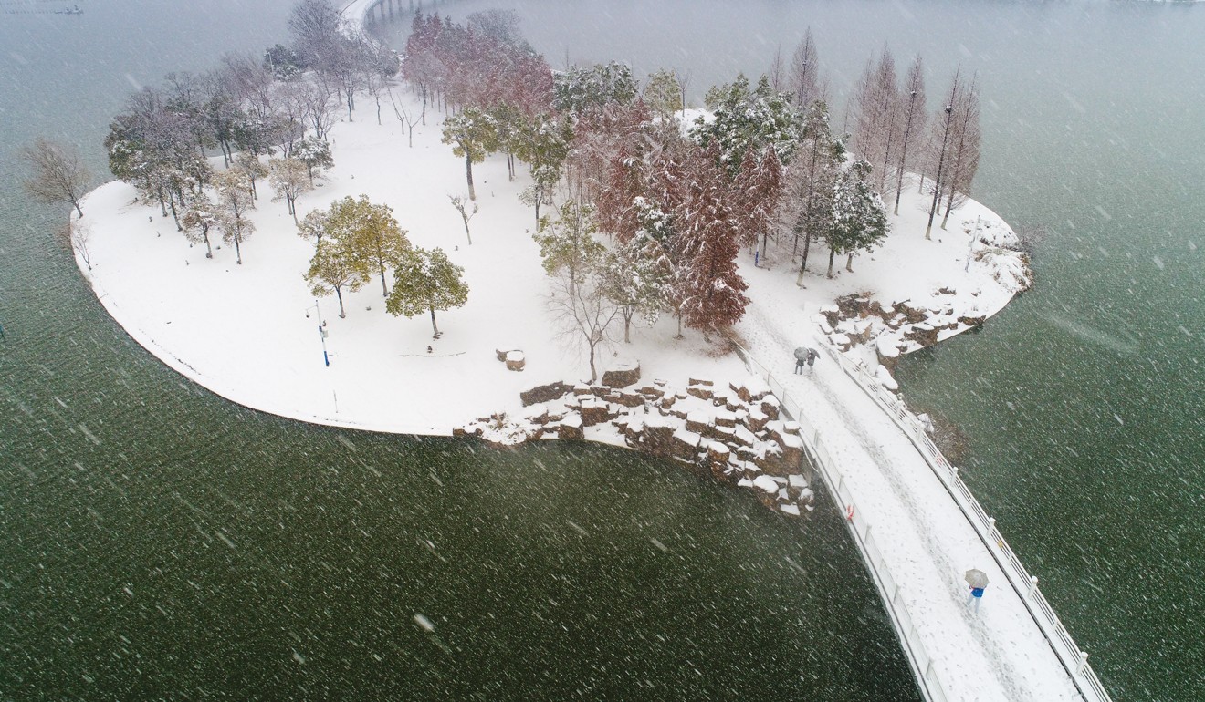 Tourists take in the snow at Feicui Lake Park in Hefei, Anhui province. Photo: Xinhua