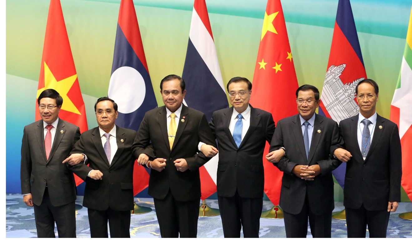 (From left) Vietnam’s Foreign Minister Pham Binh Minh, Prime Ministers Thongsing Thammavong of Laos and Prayuth Chan-ocha of Thailand, China’s Premier Li Keqiang, Cambodian Prime Minister Hun Sen and Myanmar’s Vice-President Sai Mauk Kham link arms at the Lancang-Mekong Cooperation meeting in China in 2016. Photo: Reuters