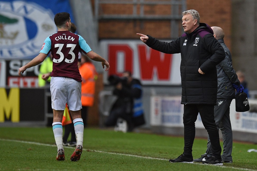 Moyes (R) gestures to Josh Cullen. Photo: AFP