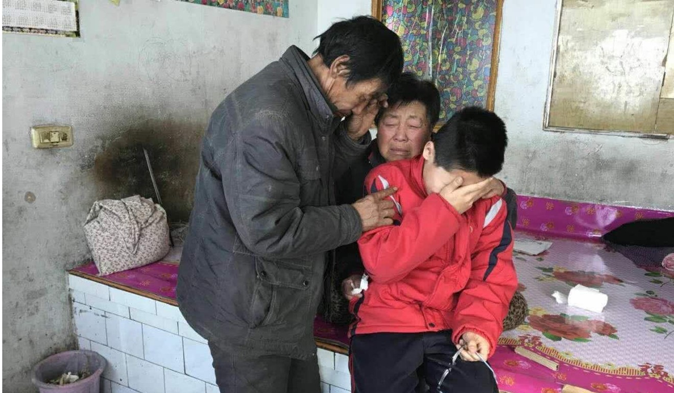 The boy pictured with his grandparents. Photo: Sohu.com