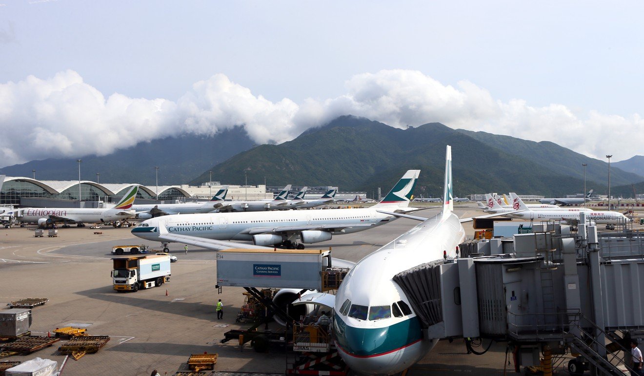 Travellers complain about Cathay, but data shows they continue to fly the airline, according to Asian airline analysts. Photo: Xinhua